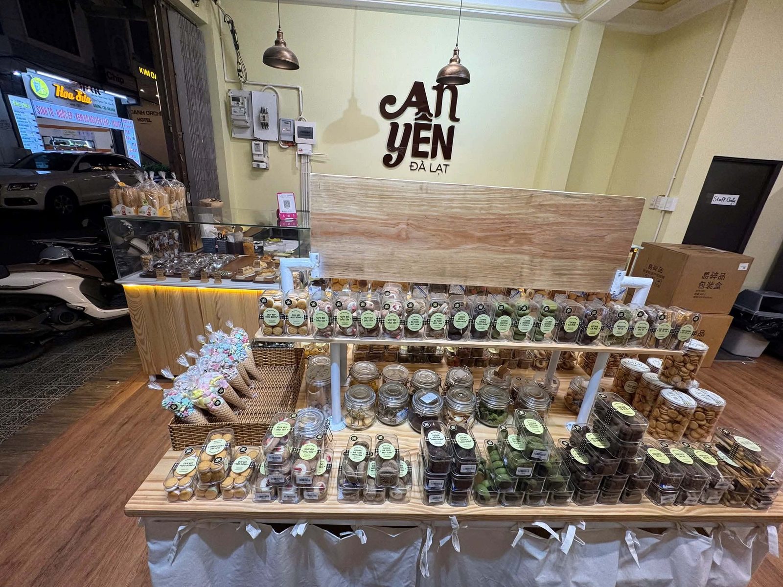 Bàn cookie và bánh quy đóng hộp bên trong An Yên Tăng Bạt Hổ