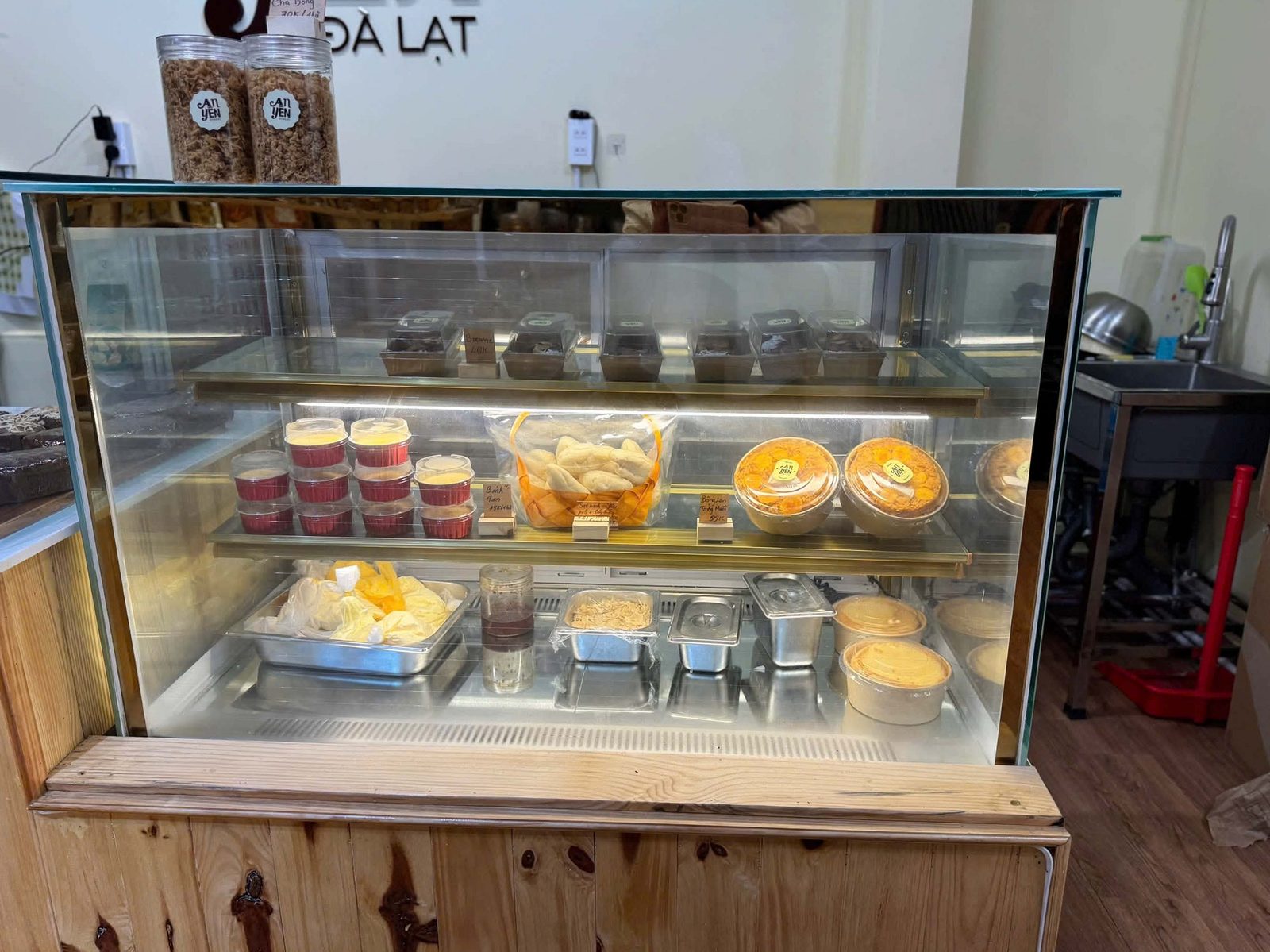 Tủ mát với bánh flan, bông lan trứng muối và brownie ở An Yên Tăng Bạt Hổ